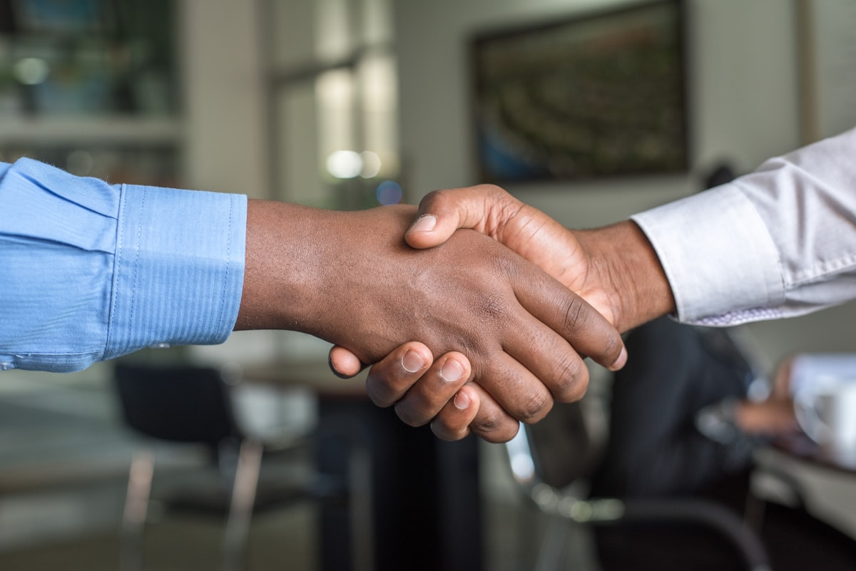 Two people in mediation representing Tennessee divorce mediation process
